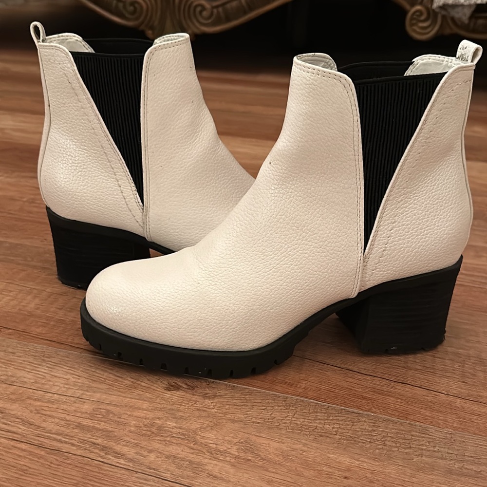 White MIA BOOTIES SZ 9
